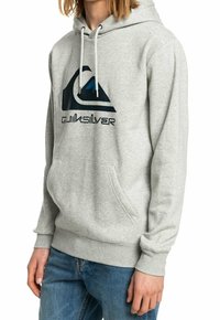 Sudadera con capucha gris con bolsillo canguro, cordones y un gran logo de Quiksilver en negro y azul en el frente. Material de mezcla de algodón.