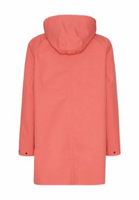 Abrigo impermeable en color coral rosa con capucha, mangas largas y cierre a presión en los puños. Textura suave con un diseño minimalista.