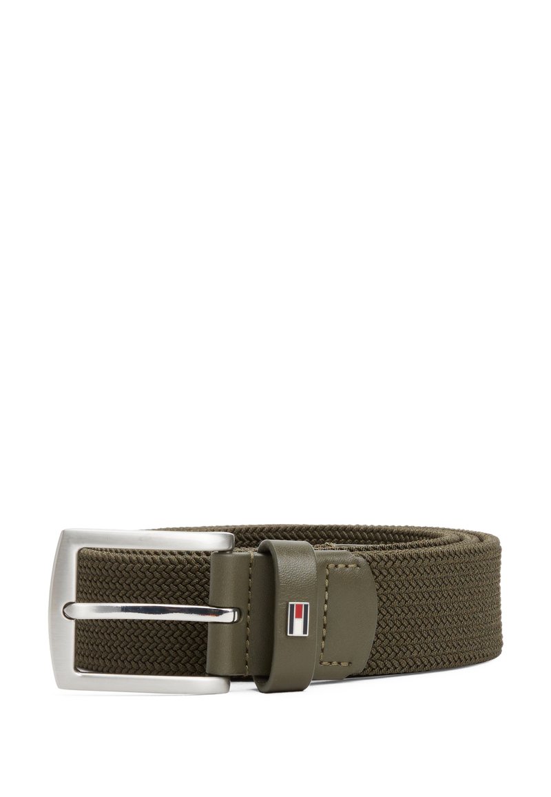 Olijfgroene geweven riem met een zilveren metalen gesp en leren accenten. Heeft een klein merklogo naast de gesp. Gevoerd materiaal.