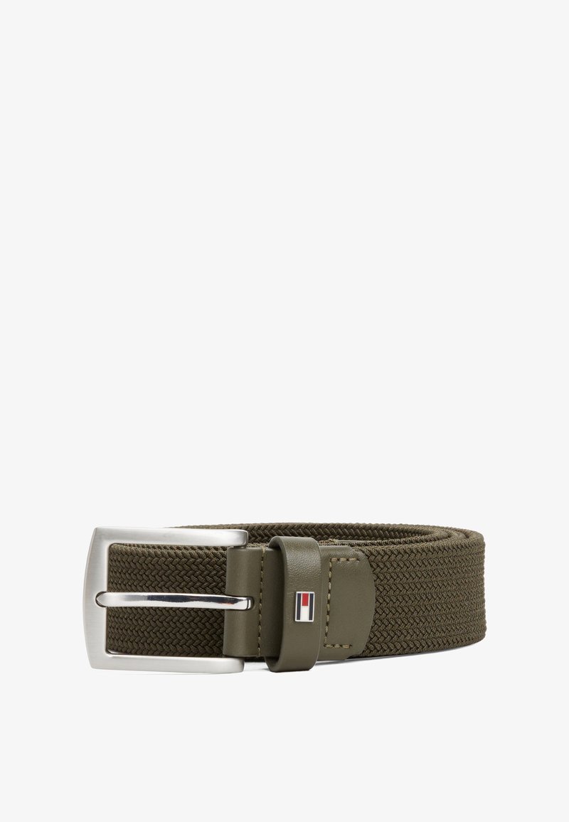 Ceinture tissée vert olive avec une boucle en métal argenté et des accents en cuir. Présente un petit logo de marque près de la boucle. Matériau texturé.