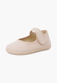 Chaussure Mary Jane beige pour enfant avec dessus en tissu et bride réglable à boucle auto-agrippante sur fond blanc uni.