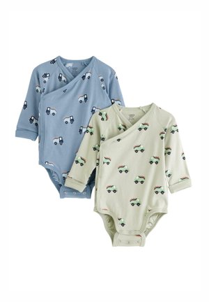 Zwei langärmelige Bodys: einer blau mit LKW-Prints, einer hellgrün mit ähnlichen Mustern. Weiche Baumwolle, Wickeldesign, Druckknöpfe am unteren Abschluss.