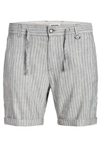 Shorts homme gris clair avec rayures blanches verticales, fermeture par bouton, cordon de serrage, passants pour ceinture et ourlets retroussés.