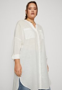 ONLY Carmakoma CARAPELDOORN SOLID V NECK SHIRT - Palaidinė - cloud dancer