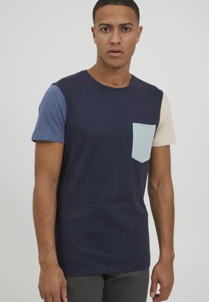 Herre colorblock t-shirt med navy krop, lyseblå ærmer og en mintgrøn brystlomme. Fremstillet af blødt bomuldsstof.