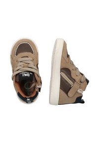 Hoge sneakers van tan suède met gaasaccenten, textuur overlays, beige veters en een witte rubberen zool. Voorzien van een rits aan de zijkant.