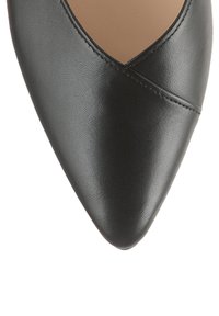 Pump nera a punta con una tomaia in pelle liscia. Presenta un design con ritagli sui lati e dettagli di cucitura discreti lungo le cuciture.