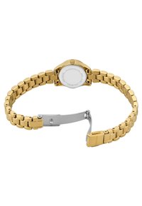 Gouden roestvrijstalen horloge met een metalen armband, ronde kast en een zilveren sluiting. De achterkant heeft een glad, gegraveerd oppervlak.
