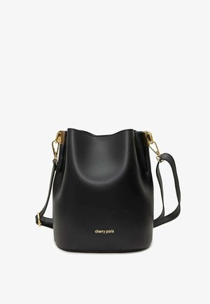 Sac bourse en cuir lisse noir avec bandoulière réglable et ferrures dorées, logo "cherry paris" embossé à l'avant.