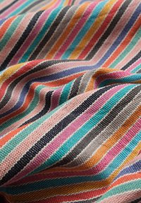 Multikleurige gestreepte stof met levendige kleuren, waaronder roze, blauw, oranje en grijs; heeft een gestructureerde weving en een zachte val.