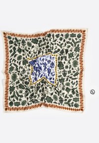 Pañuelo de seda con estampado floral en tonos crema, verde y azul, con un borde naranja en contraste; presenta intrincados diseños botánicos y texturas.