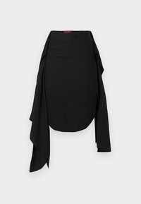 Juoda midi ilgio sijonas iš minkštos medžiagos, pasižymintis asimetriniu dizainu su drapiruotais akcentais ir apvaliu logotipo detale prie juosmens.