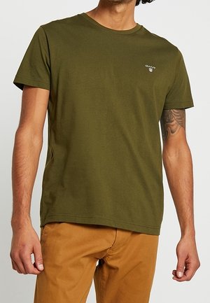 Olivengrøn bomuldst-shirt med rund halsudskæring og korte ærmer. Har en lille hvid logo på venstre bryst og en afslappet pasform.