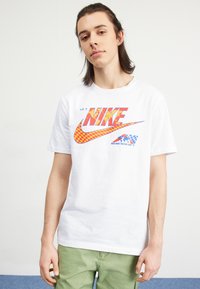 Nike Sportswear - TEE SOLE RALLY  - Apdrukāts T-krekls - white Miniatūras attēls 1