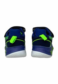 Scarpe da allenamento blu con accenti verdi, dotate di un retro testurizzato, cinturini regolabili, suola in gomma e dettaglio a raggruppamento sul tallone.