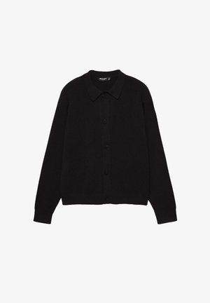 Černý svetr z měkké tkaniny, s límcem, dlouhými rukávy a šesti knoflíky na přední straně pro zapínání. Klasický design.