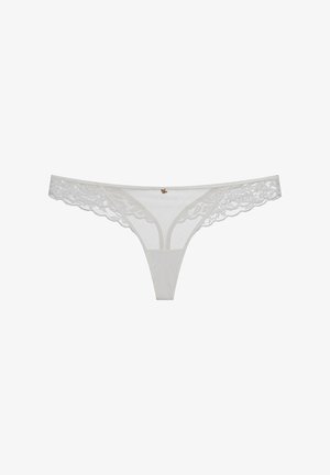 Weiße Spitzen-Tanga-Unterwäsche mit floralen Spitzenbesätzen, Mesh-Stoff und einem kleinen dekorativen goldenen Akzent in der Mitte vorne.