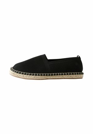 Espadrilă neagră țesută, slip-on, cu talpă împletită din iută și vârf rotunjit, văzută din profil pe un fundal alb.