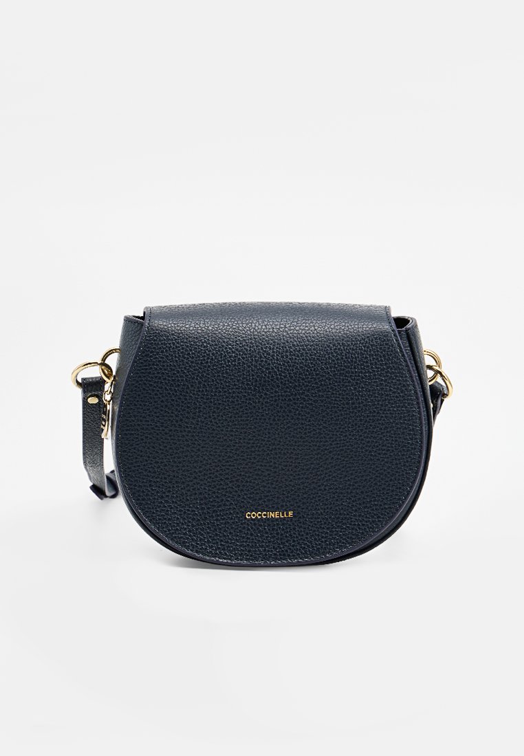 Granatowa skórzana torba crossbody o okrągłym kształcie, teksturowanej powierzchni i złotych akcentach. Posiada odpinany pasek i logo marki.