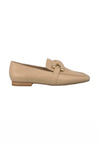 Beige leren instappers met een spitse neus, enkele band, gouden hardware accent en een platte houten zool. Gemakkelijk textuur met minimale details.