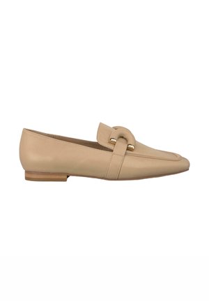 Mocassins en cuir beige avec un bout pointu, une seule lanière, un accent en métal doré et une semelle en bois plate. Texture lisse avec des détails minimaux.