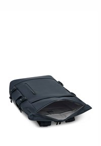 Sac à dos noir avec un extérieur lisse et imperméable, comportant une poche avant zippée et des bretelles ajustables. Le haut ouvert révèle un intérieur gris.