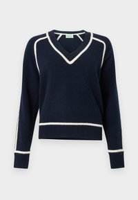 Πουλόβερ σε ναυτικό μπλε με πλεκτή υφή, V-λαιμόκοψη, λευκή διακοσμητική ρίγα στους ώμους και τα μανίκια, και ριμπ τελειώματα στα μανίκια και το κάτω μέρος.