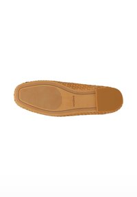 Zool van een lichtbruine, gevlochten leren loafer met textuurpatronen voor grip en het logo "wojas" in het booggebied.