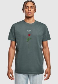 Mister Tee - LOST YOUTH ROSE TEE - Camiseta estampada - bottlegreen Imagen en miniatura 1