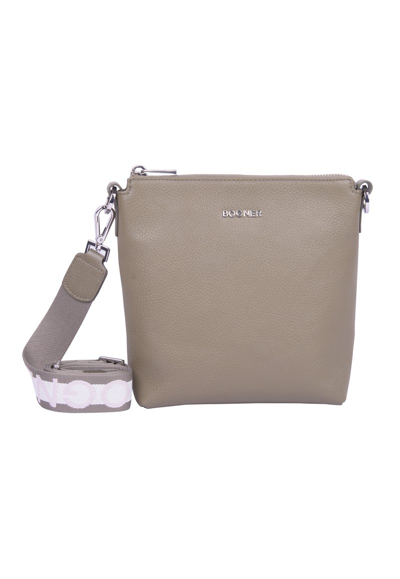 Læder crossbody taske i afdæmpet grøn med en struktureret overflade, sølvhardware og en aftagelig rem med kontrastfarvede hvide detaljer.