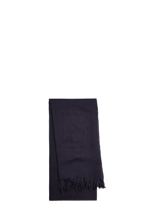 Ciemnogranatowy szal z frędzlami na krawędziach, starannie złożony na białym tle.