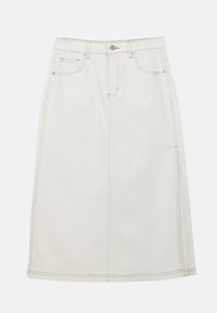Jupe midi en denim blanc avec une silhouette droite, dotée d'une fermeture à boutons sur le devant, de deux poches latérales et de détails de couture contrastants.
