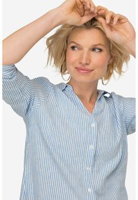 Camicia a righe blu chiaro e bianca, con colletto e maniche corte, caratterizzata da un fit rilassato e un tessuto morbido e testurizzato.