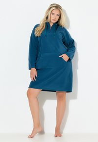 Teal fleece kjole med hætte, lomme foran, halv-zip krave og snoretræk. Har lange ærmer og en afslappet pasform.