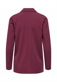 Tumši sarkans garās piedurknes jaka ar strukturētu apkakli un gludu tekstūru. Iezīmējas ar vienkāršu dizainu bez redzamām detaļām vai rakstiem.