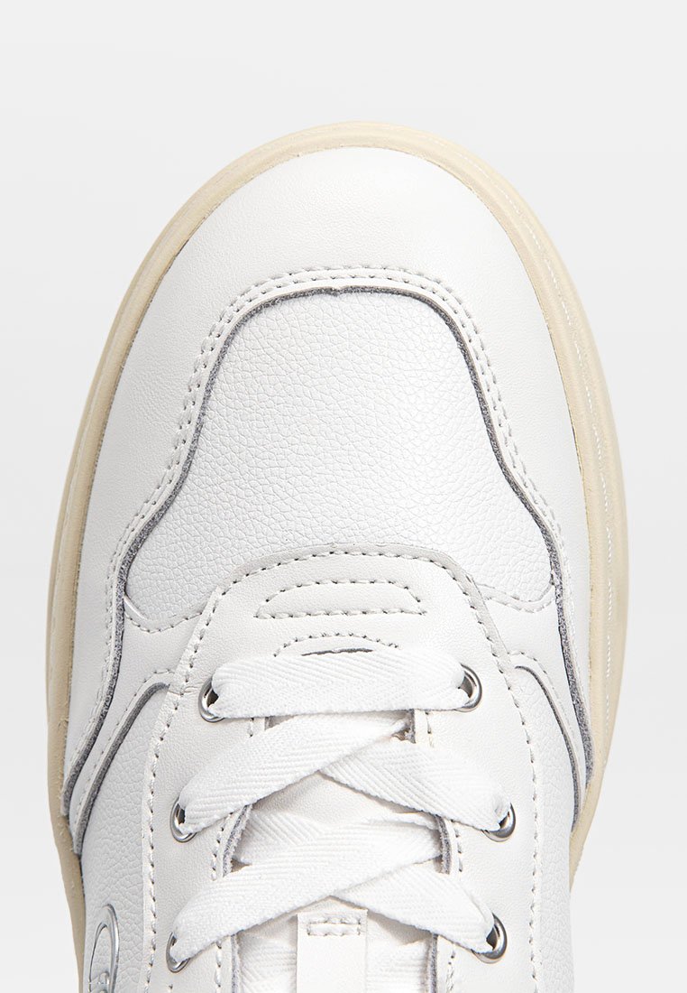 Witte leren sneaker met een ronde neus, een gestructureerd oppervlak en platte veters. Voorzien van een lichte, flexibele rubberen zool en subtiele stikdetails.