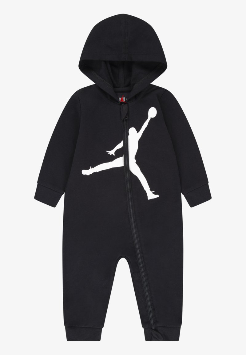 Svart hetteonesie med frontglidelås, prydet med en hvit silhuettgrafikk av en hoppende atlet på brystet. Myk, blanding av bomullsmateriale.