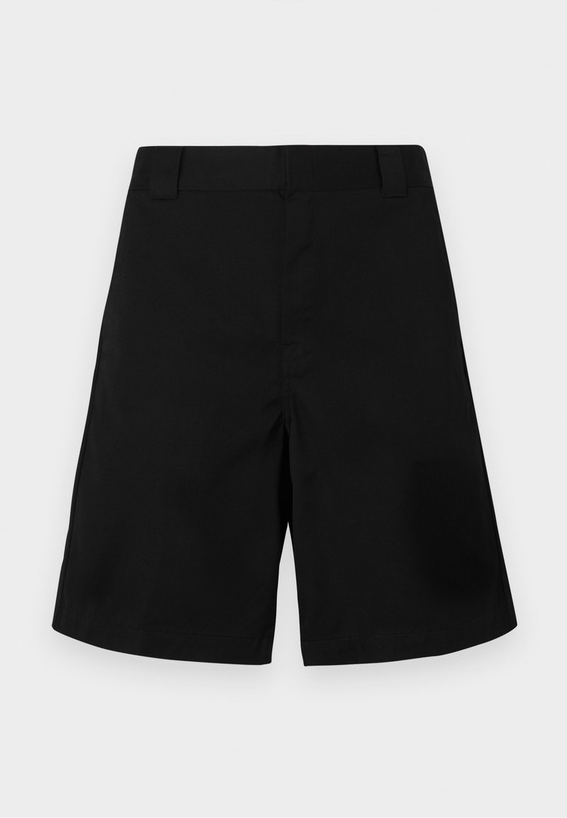 Pantaloncini neri con fronte piatto, due tasche laterali e senza loghi visibili. Il tessuto appare liscio con una finitura sartoriale.