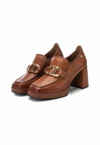 Los mocasines de tacón bloque de cuero marrón presentan un acabado suave, puntera cuadrada y un detalle en cadena de tono dorado en la parte superior.