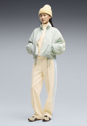 Puma, T7 ALWAYS ON STRAIGHT TRACK PANTS OP - Pantalon de survêtement - buttercream-créme de mint