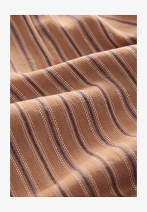 Triibuline kangas pruunis värvitoonis, millel on õhukesed sinised ja valged jooned. Tekstuur näib sujuv ja kerge läikega volditud kujul.