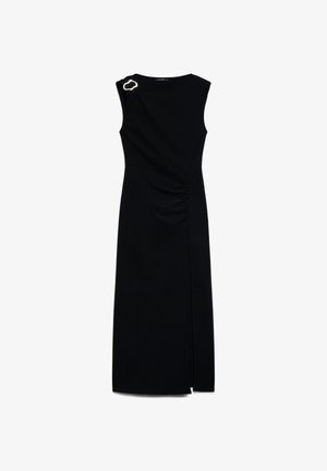 Abito midi nero senza maniche con scollatura a barchetta, arricciature laterali in vita e sottile spacco frontale.