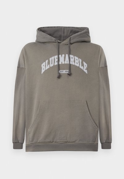 Ελιά καφετί hoodie με μπροστινή τσέπη, κουκούλα με κορδόνι και λευκό γραφικό "BLUEMARBLE EST. 2015". Διαθέτει ριμπ μανσέτες και στρίφωμα.