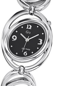 Montre argentée avec un cadran noir, à face ronde et indicateurs numériques. Présente un bracelet à maillons avec des accents en finition polie.