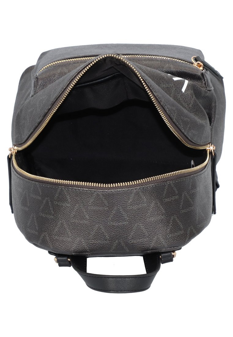 Zaino di tessuto grigio con zip dorate, motivo triangolare in rilievo e un grande scomparto aperto. Interno nero e dettagli in pelle.