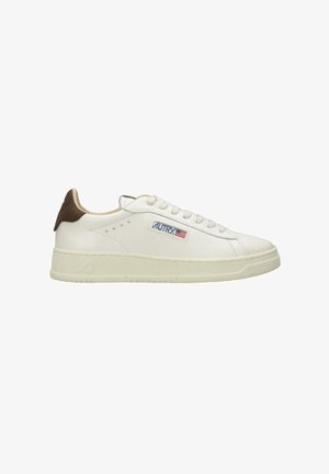 Sneaker bianca low-top con suola beige, linguetta marrone al tallone, chiusura frontale con lacci e logo "Autry" con bandiera americana sul lato.