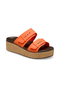 Sandales à brides croisées orange avec une semelle en liège. La tige est dotée de brides réglables avec des accents en métal et d'une semelle intérieure texturée.
