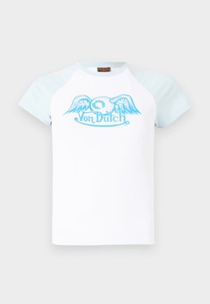 T-shirt blanc à manches courtes avec des manches raglan bleu clair et un logo graphique bleu avec des ailes portant "Von Dutch" au centre.