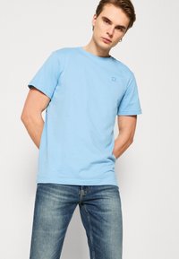 Calvin Klein Jeans EMBRO BADGE - T-shirt basic - dusk blue