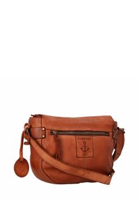 Borsa a tracolla in pelle marrone con superficie texturizzata, scomparto principale con zip e una toppa con logo ad ancora. Cinghia regolabile e dettaglio a forma di tondo.